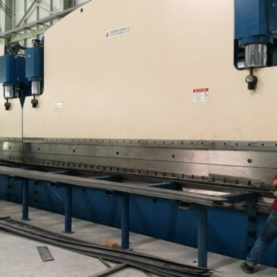 Freno de prensa hidráulico CNC Tandem con 320 toneladas de fuerza de trabajo y 6000 mm de longitud de la mesa con sistema CNC DELEM DA53T