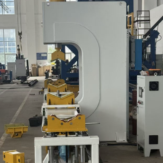 630KN Máquina de rectificación de postes hidráulicos de fuerza pesada con longitud de procesamiento de 4000 mm y control remoto inalámbrico
