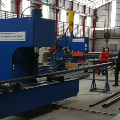 630KN Máquina de rectificación de postes hidráulicos de fuerza pesada con longitud de procesamiento de 4000 mm y control remoto inalámbrico