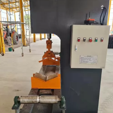 630KN Máquina de rectificación de postes hidráulicos de fuerza pesada con longitud de procesamiento de 4000 mm y control remoto inalámbrico