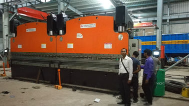 Máquina de flexión de placas hidráulicas CNC de doble enlace para línea de producción de postes luminosos
