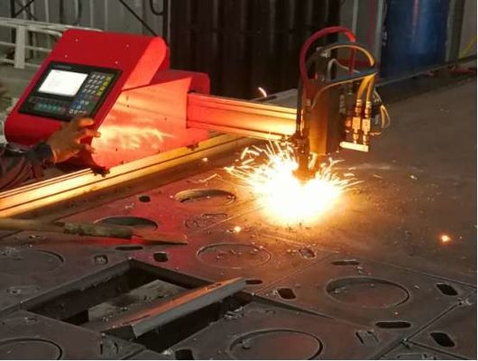 Cortadora portátil de llama del CNC, máquina de poste ligero para cortar el embase ligero de poste