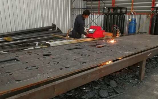Cortadora portátil de llama del CNC, máquina de poste ligero para cortar el embase ligero de poste