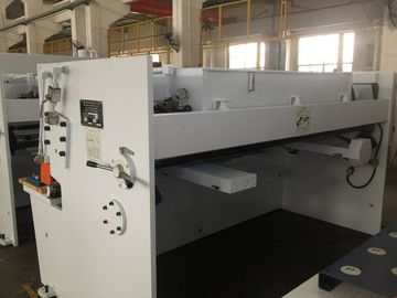 Máquina de corte hidráulica del funcionamiento confiable para el × 5000 de la placa de acero 8 del corte