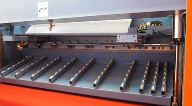Máquinas para cortar hojas de metal, de placas neumáticas o de guillotina