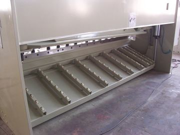 Máquinas para cortar hojas de metal, de placas neumáticas o de guillotina